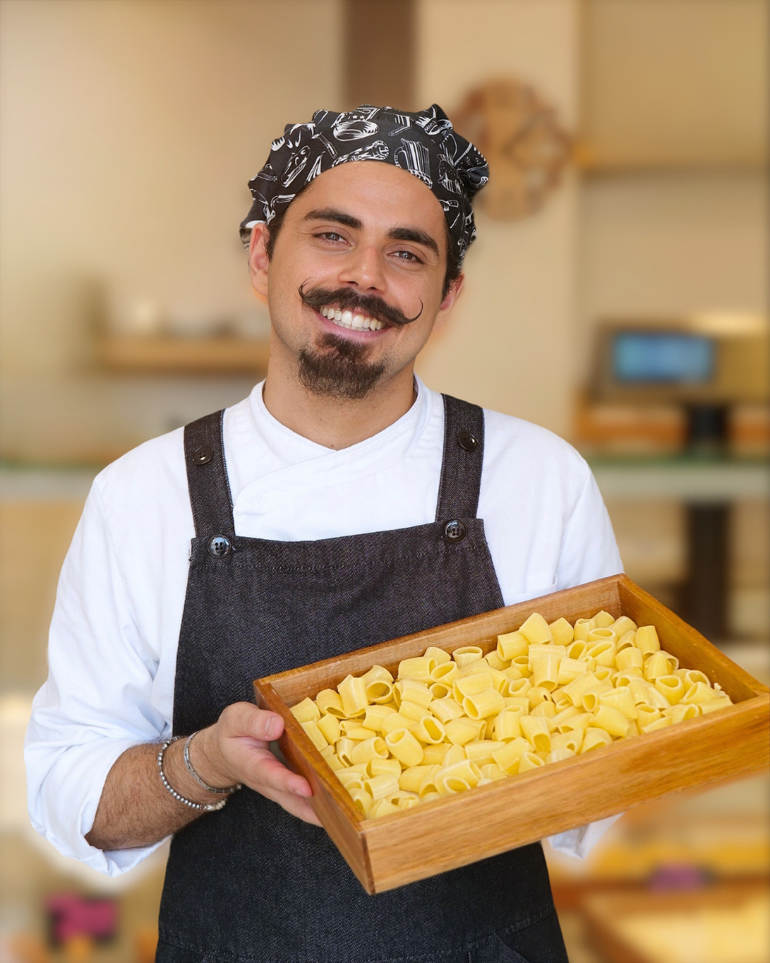 Guglielmo, chef del pastificio I Rebbi, con un vassoio di pasta fresca